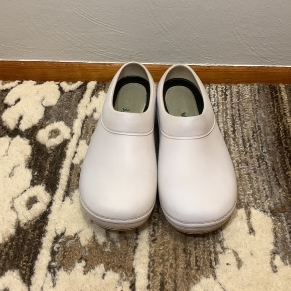 Women’s Slip-Resistant Nurse Clogs - Picture 3 of 9